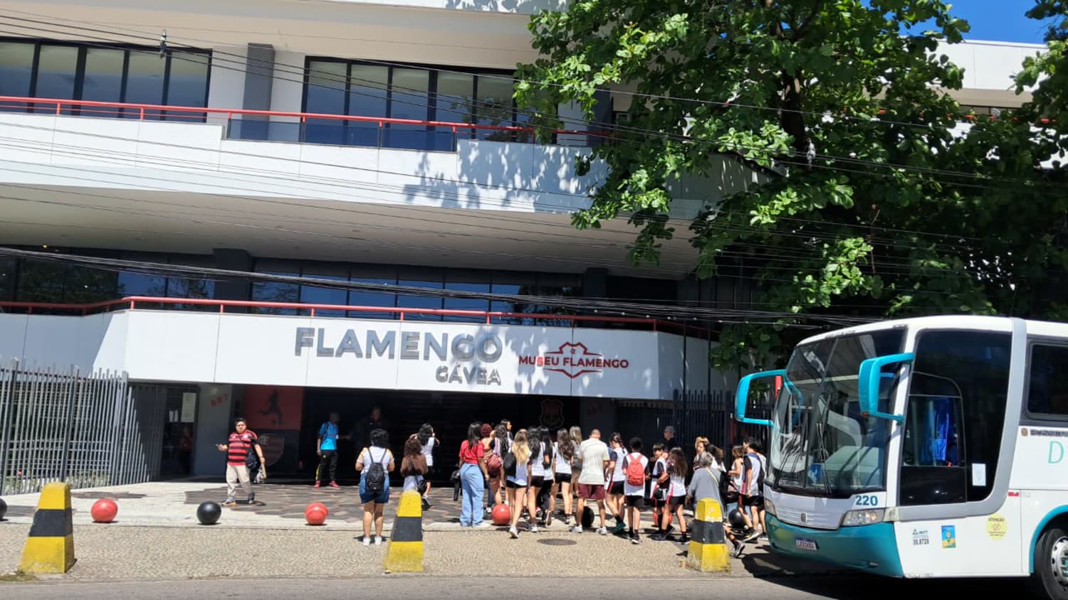 Ônibus D'Santos levando estudantes ao Museu do Flamengo, na Gávea