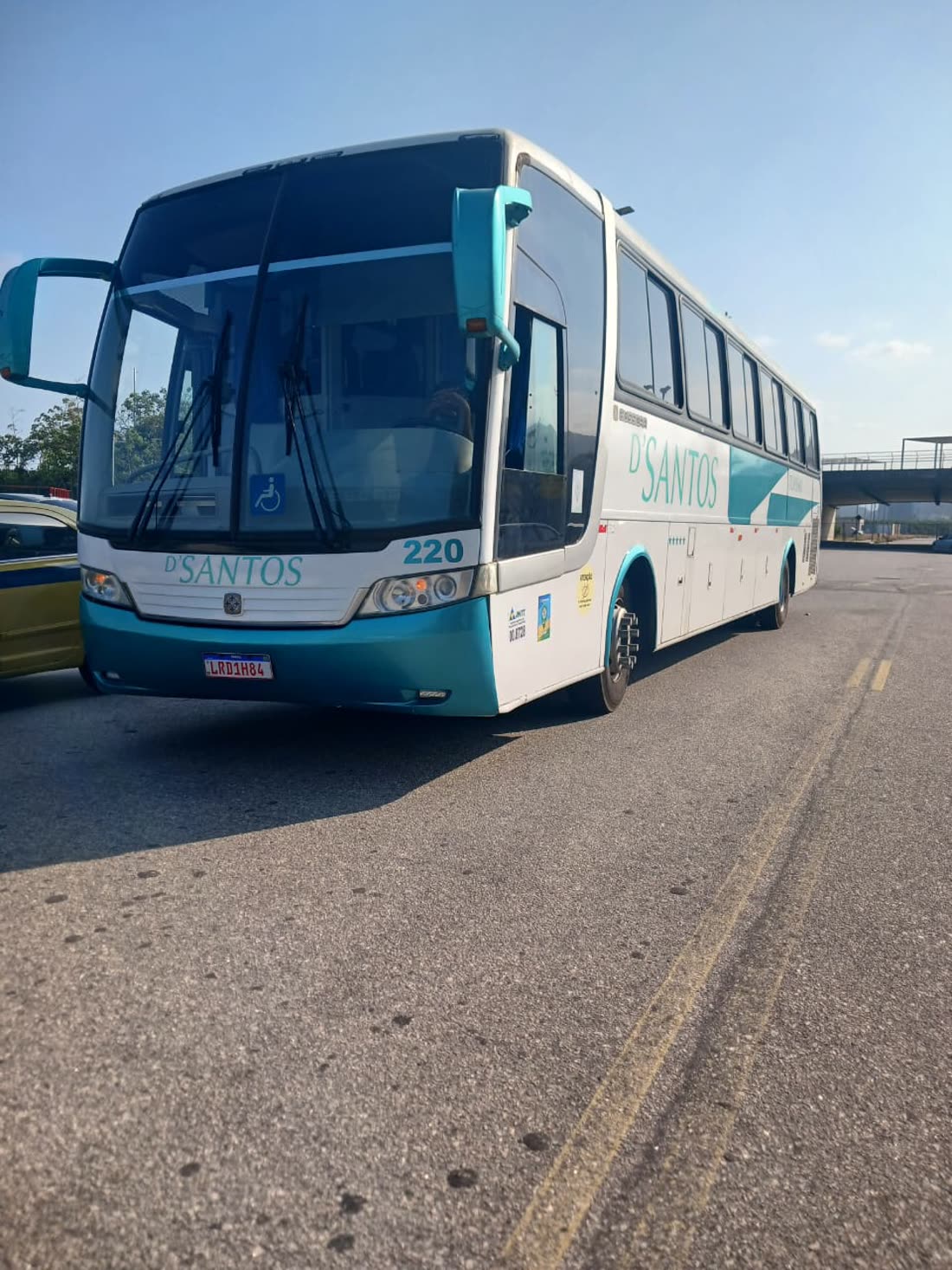 Ônibus D'Santos 220 de turismo, pintura turquesa e branca