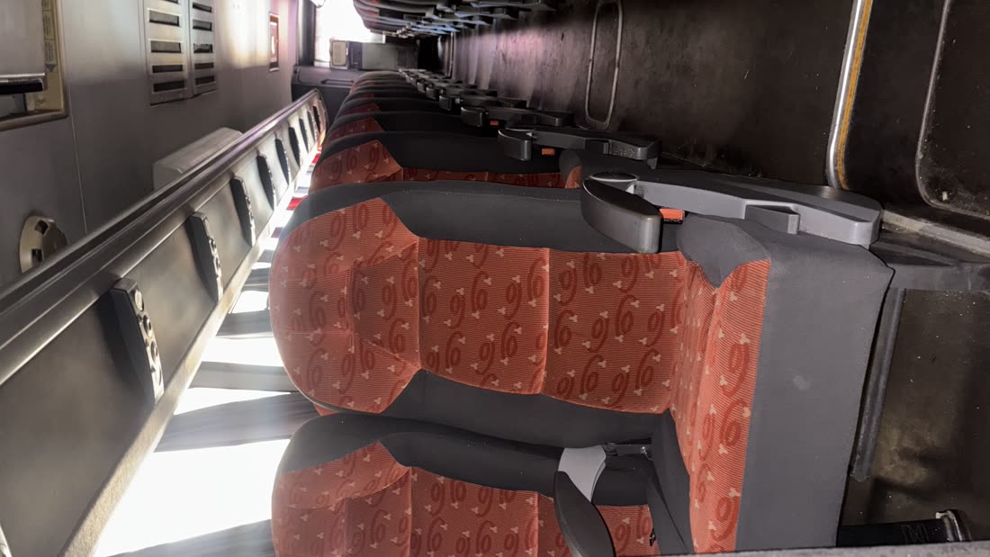 Interior do ônibus com poltronas reclináveis